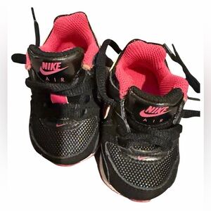 Nike Air Kids Sneakers in Black and Hot Pink